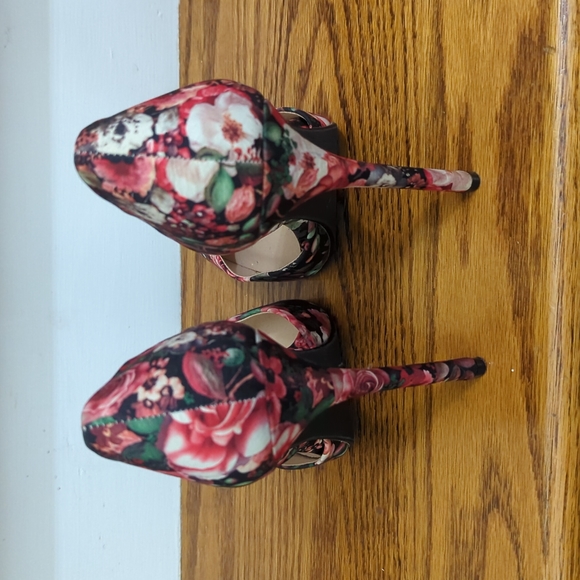 Just Fab 3 inch heels, Rose pattern red and black - Picture 4 of 6